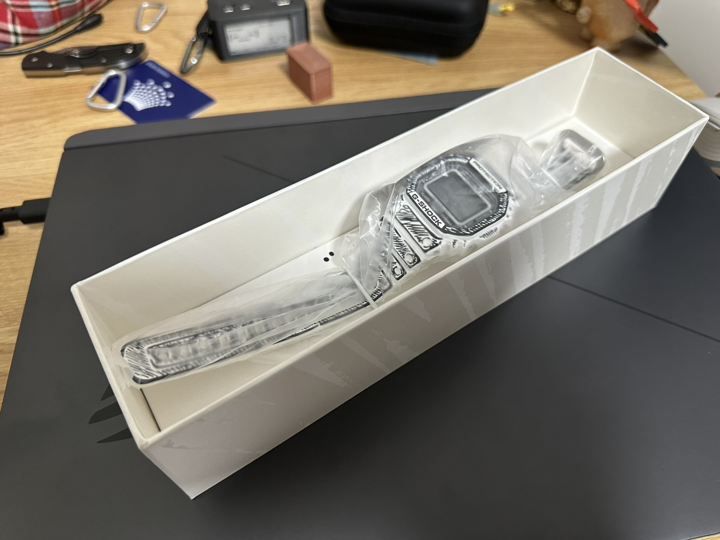 ภายในกล่อง Casio G-SHOCK DW-5600JV-7