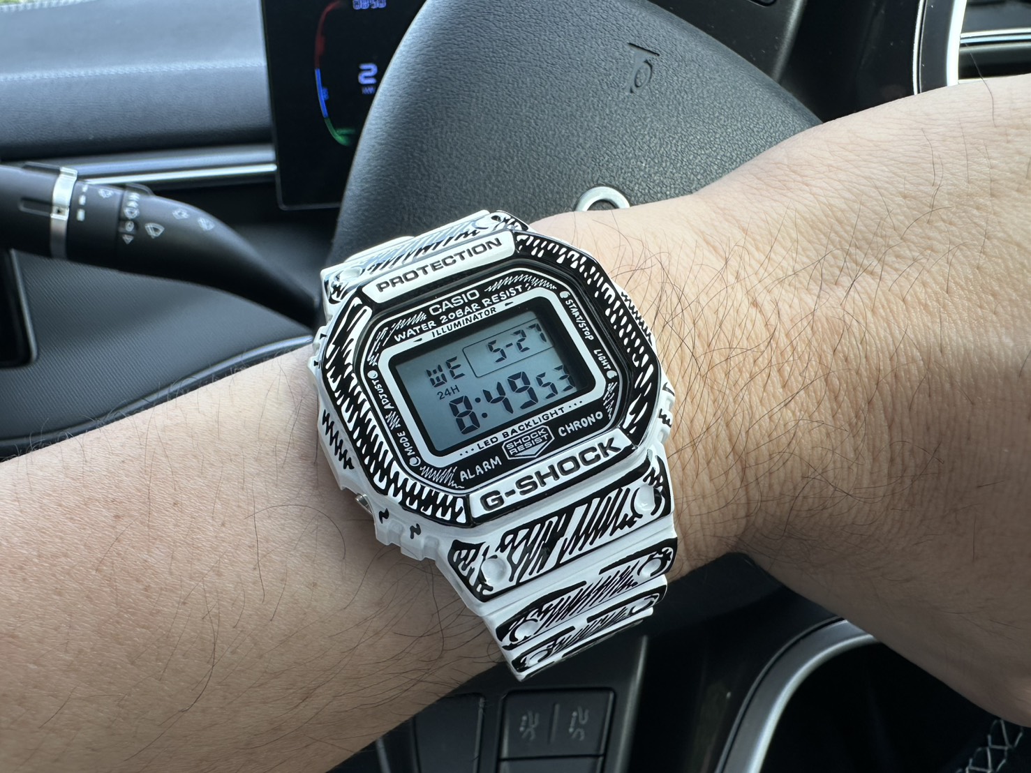 Casio G-SHOCK DW-5600JV-7 บนข้อมือ