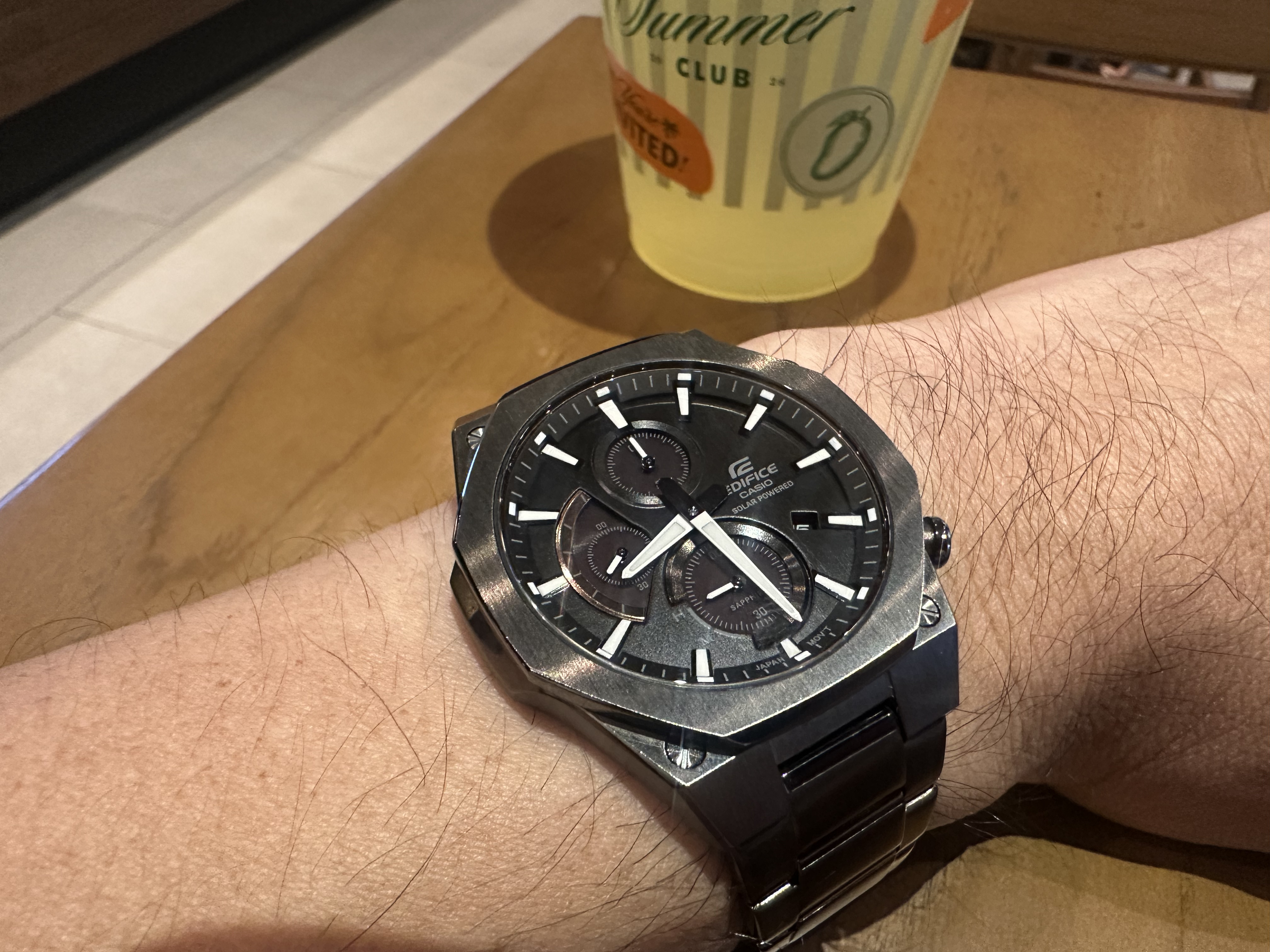 Casio Edifice EFS-S570DC-1AUDF กับแสงอุ่น