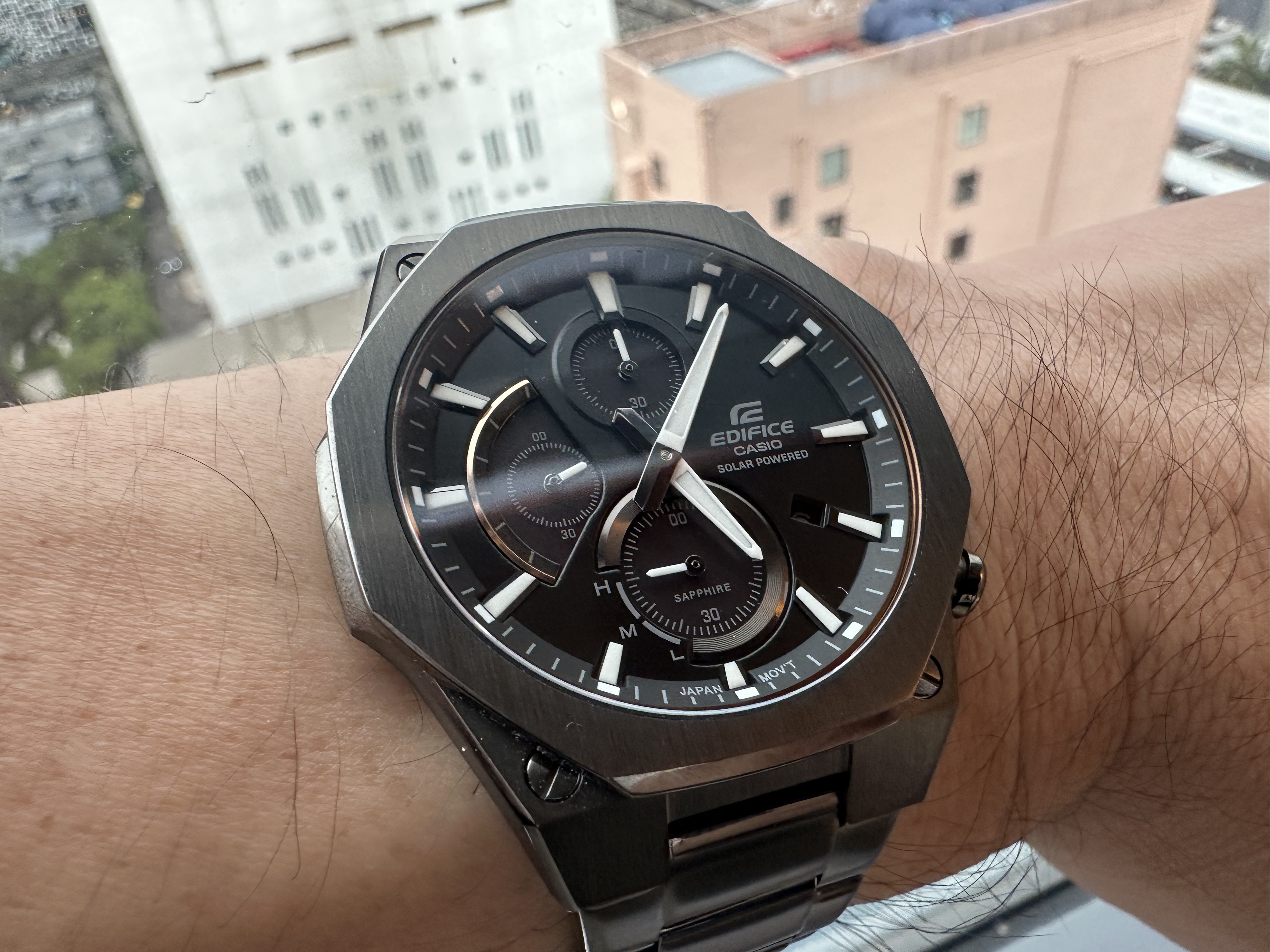 Casio Edifice EFS-S570DC-1AUDF บนข้อมือ